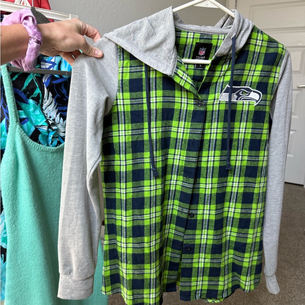 Nfl Team Apparel Women's Seattle
Seahawks Hooded Long Sleeve Flannel